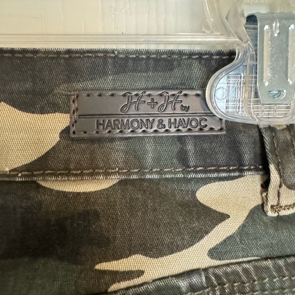 Cropped Camo Pants H & H by Harmony & Havoc - Picture 8 of 8